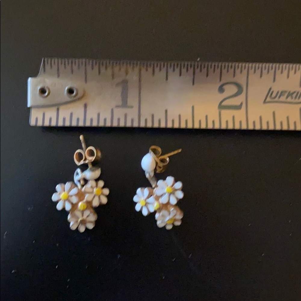 Sweet Vintage Daisy Earrings Posts with Goldtone